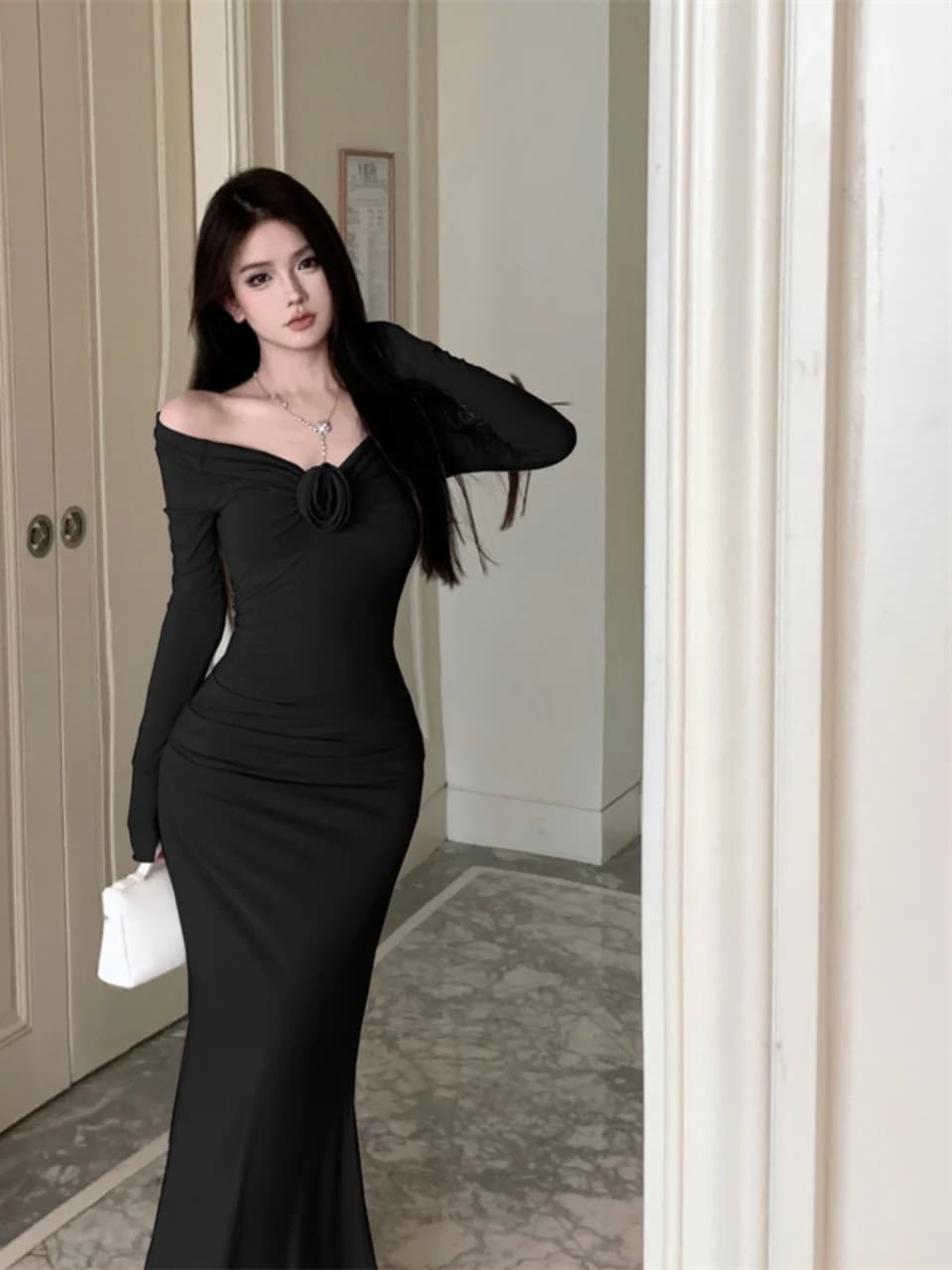 Abito lungo monospalla a maniche lunghe da donna, nuova versione coreana primaverile, gonna snellente che copre la pancia, vestito con scollo a barca