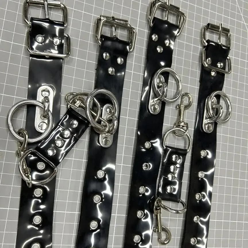 Cosplay fatto a mano sexy in lattice di gomma, restrizioni in lattice, polsini alla caviglia