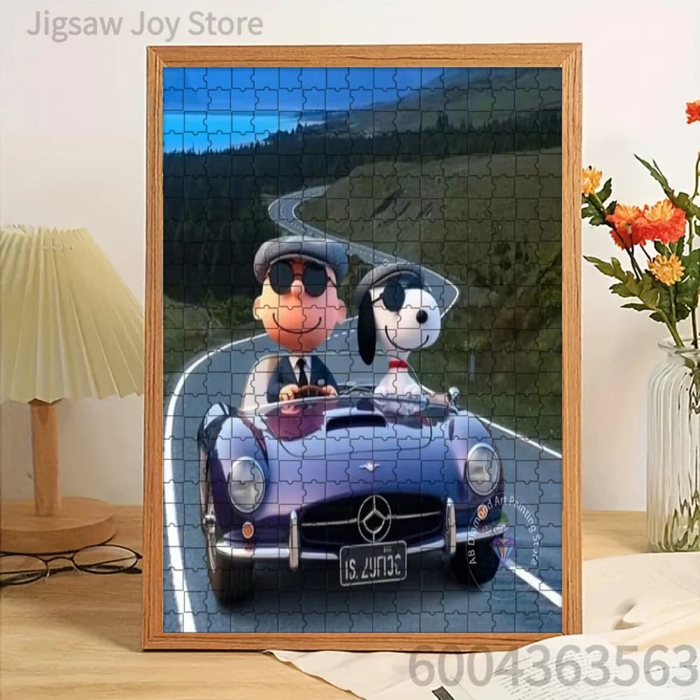 Puzzle di carta Snoopy e Charlie Brown che guidano una auto d'epoca su una strada di montagna, opera d'arte, rompicapo