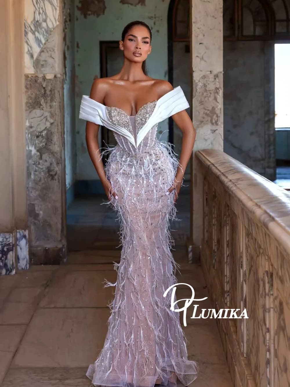 Abito da ballo personalizzato con spalle scoperte per banchetti formali Abito da sera con corsetto squisito con piume di sirena abbagliante per le donne