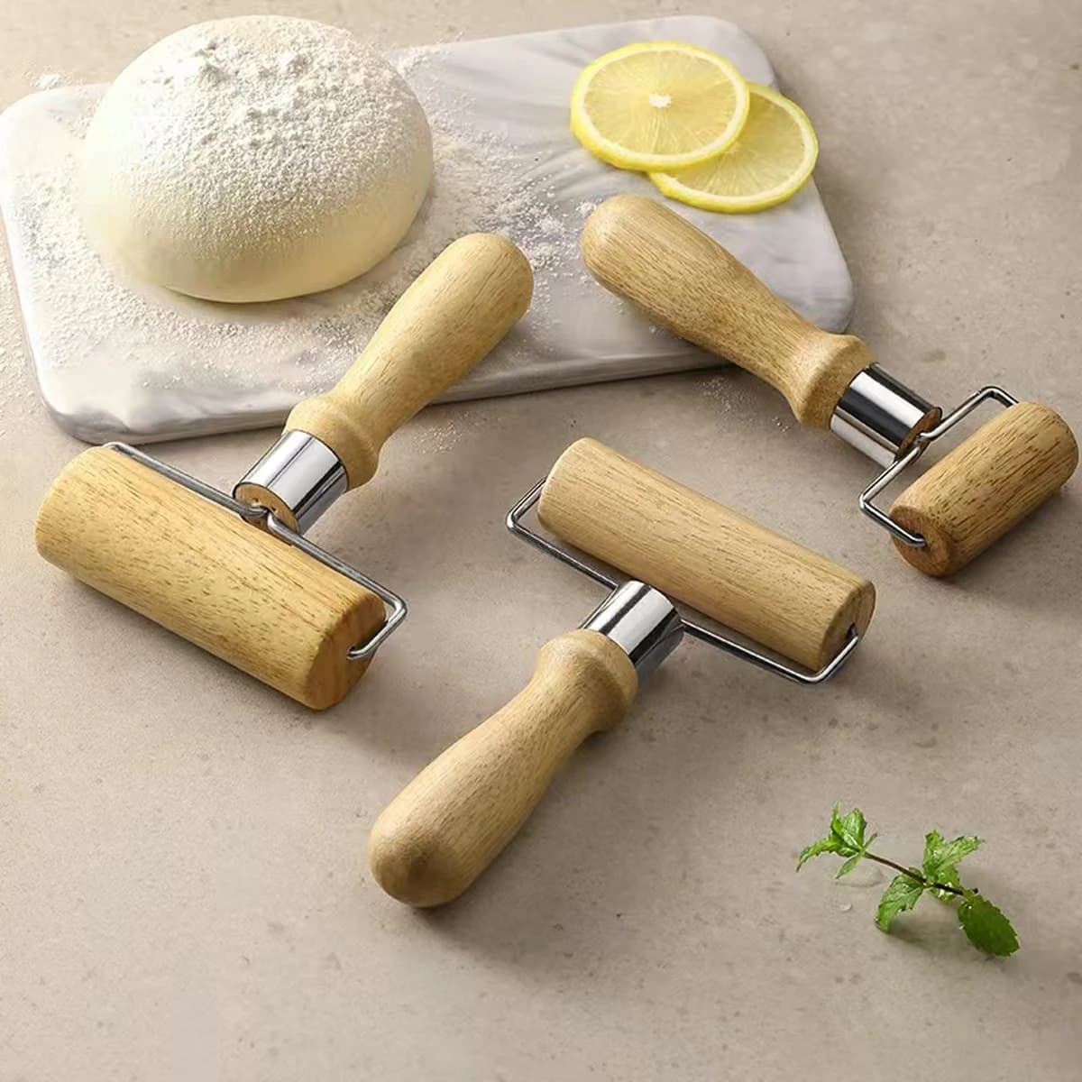 1 pezzo di rullo per impasto per la cottura della pizza; piccolo mattarello in legno; antiaderente; utensile da cucina domestico.