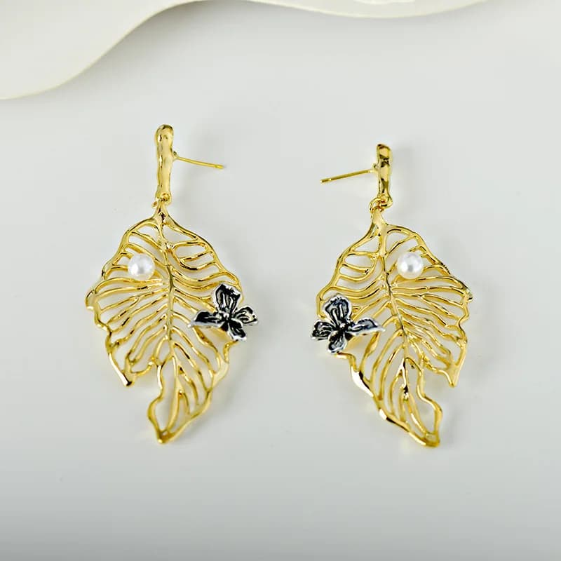 Orecchini di lusso e sofisticati con foglie in metallo per donna, eleganti accessori per le orecchie a forma di farfalla con perle, per un look casual da ufficio.