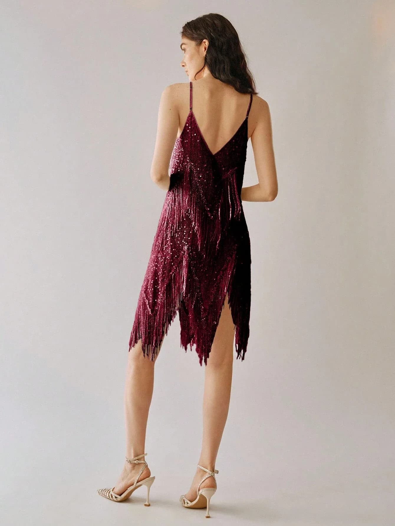 Abito Mini da Donna con Spalline Sottili, Paillettes, Scollo a V e Orlo Asimmetrico con Frange