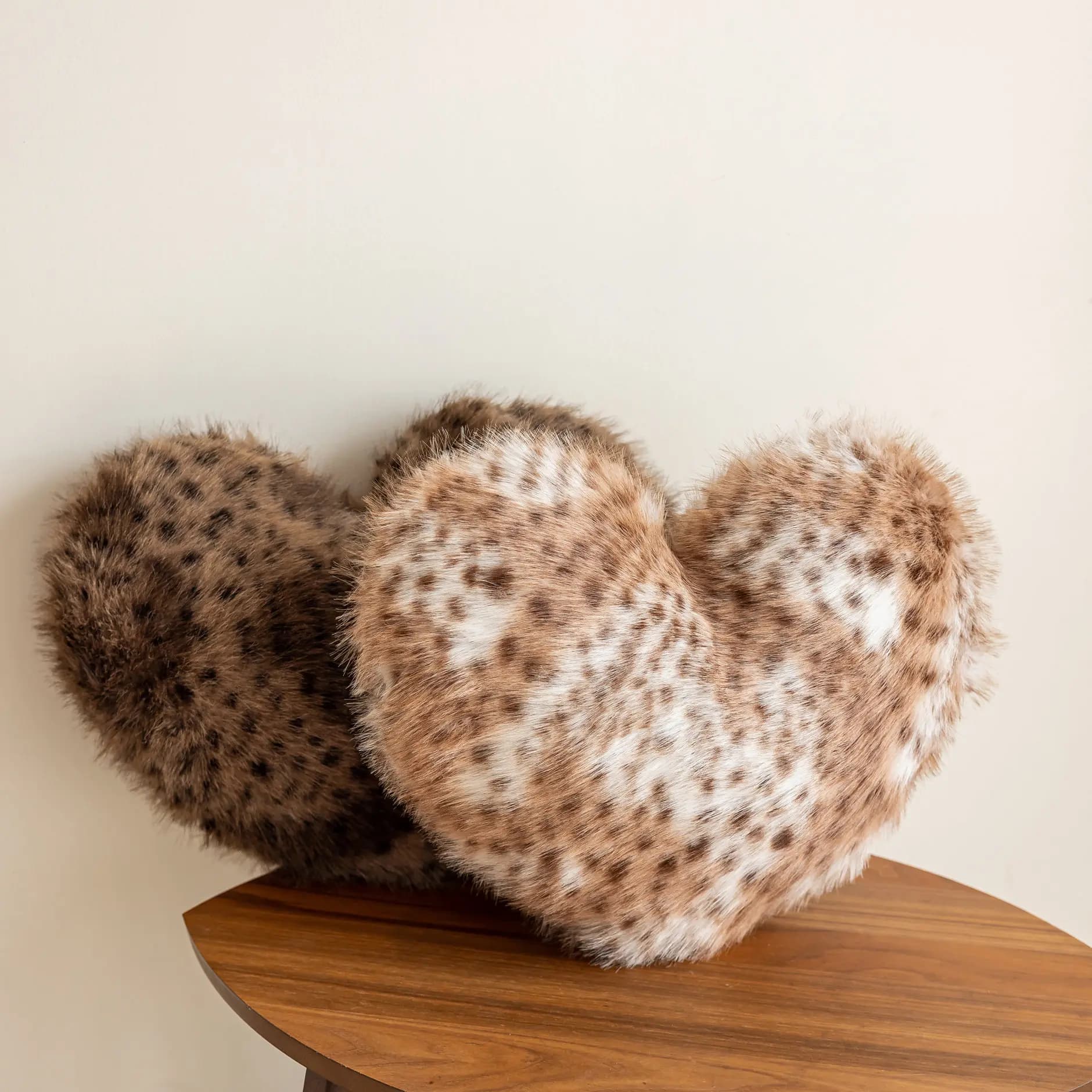 Cuscino a Forma di Cuore con Stampa Leopardata 40x50cm, Morbido Peluche Imbottito, Caldo Cuscino per Divano, Regalo Romantico per San Valentino, Decorazione per Casa e Camera da Letto