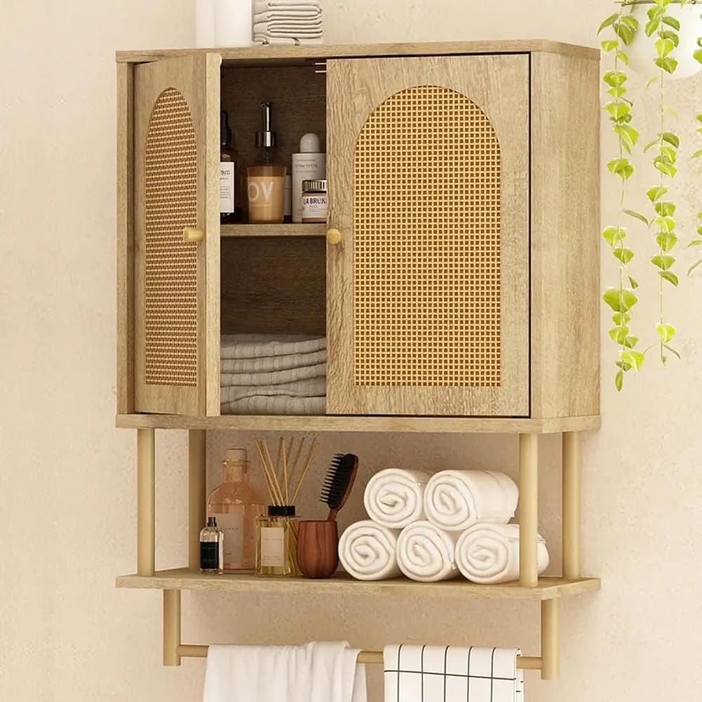 Mobiletto da Bagno in Rattan Naturale di Media Dimensione con Due Ante Arcuate, Ripiano Regolabile e Porta Asciugamani