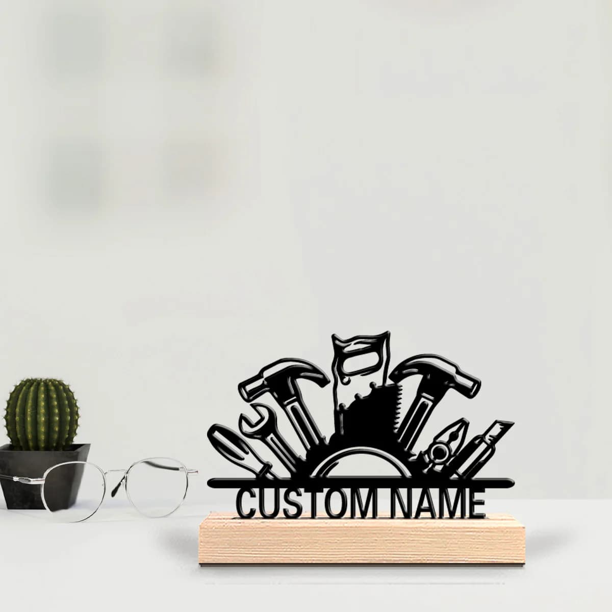 1 pz Nuovo Design Statua in Metallo Personalizzata con Attrezzi da Riparazione e Base in Legno, Decorazione da Tavolo Stile Industriale