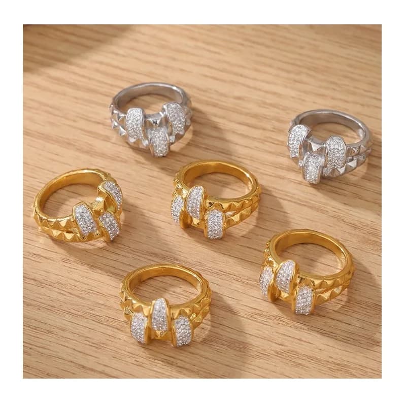 Anello Geometrico Semplice e Lussuoso con Zirconi Incastonati, Texture Triangolare Tridimensionale, in Acciaio Inossidabile Placcato Oro