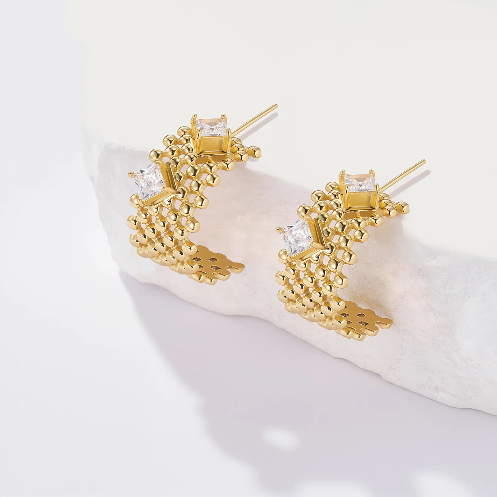 Orecchini con zirconi intarsiati cavi a forma di C in stile Ins, versatili, orecchini di lusso leggeri, design di nicchia, orecchini personalizzati