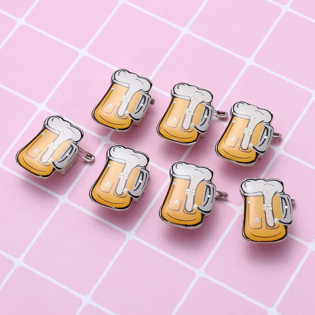 Set di 10 Spille LED a Forma di Boccale da Birra, Lampeggianti al Buio, Accessorio Luminoso per Feste, KTV, Bar e Discoteche, Idea Regalo