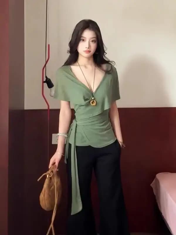 T-shirt verde a maniche corte con scollo a V in stile coreano, da donna, estivo, con cintura snellente, design trendy, vita alta, casual, alla moda