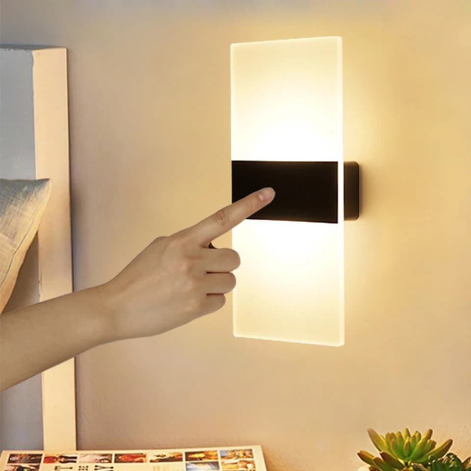 Lampada da parete con ricarica USB Interruttore con sensore di movimento tattile Luci notturne in acrilico per interni Lampada da parete per comodino camera da letto Lampada da parete a LED nordica