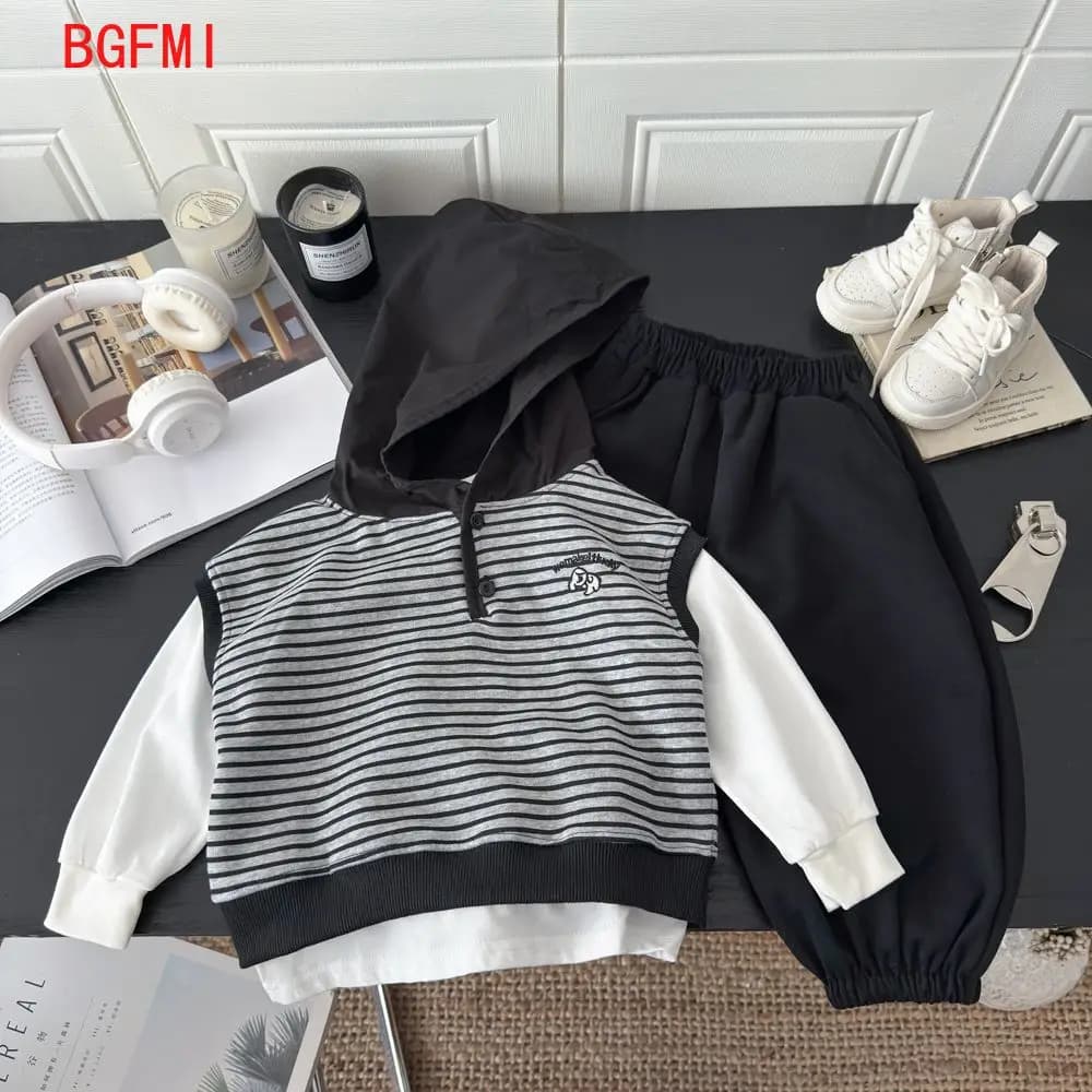 Set di abbigliamento per bambini coreani Primavera Autunno Bambini Abiti casual per neonati Nuovi ragazzi Gilet con cappuccio a righe + T-shirt + Pantaloni Set da 3 pezzi
