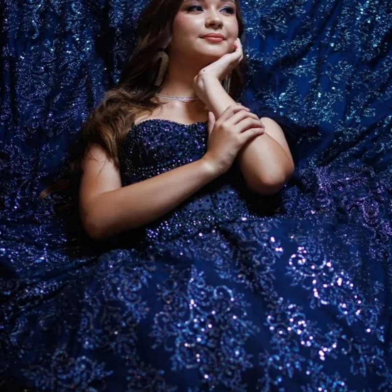 Abito Quinceanera blu scuro lucido Cristallo con spalle scoperte Glitter Fiore Decal Coda lunga Abiti da 15 Quinceanera Personalizza
