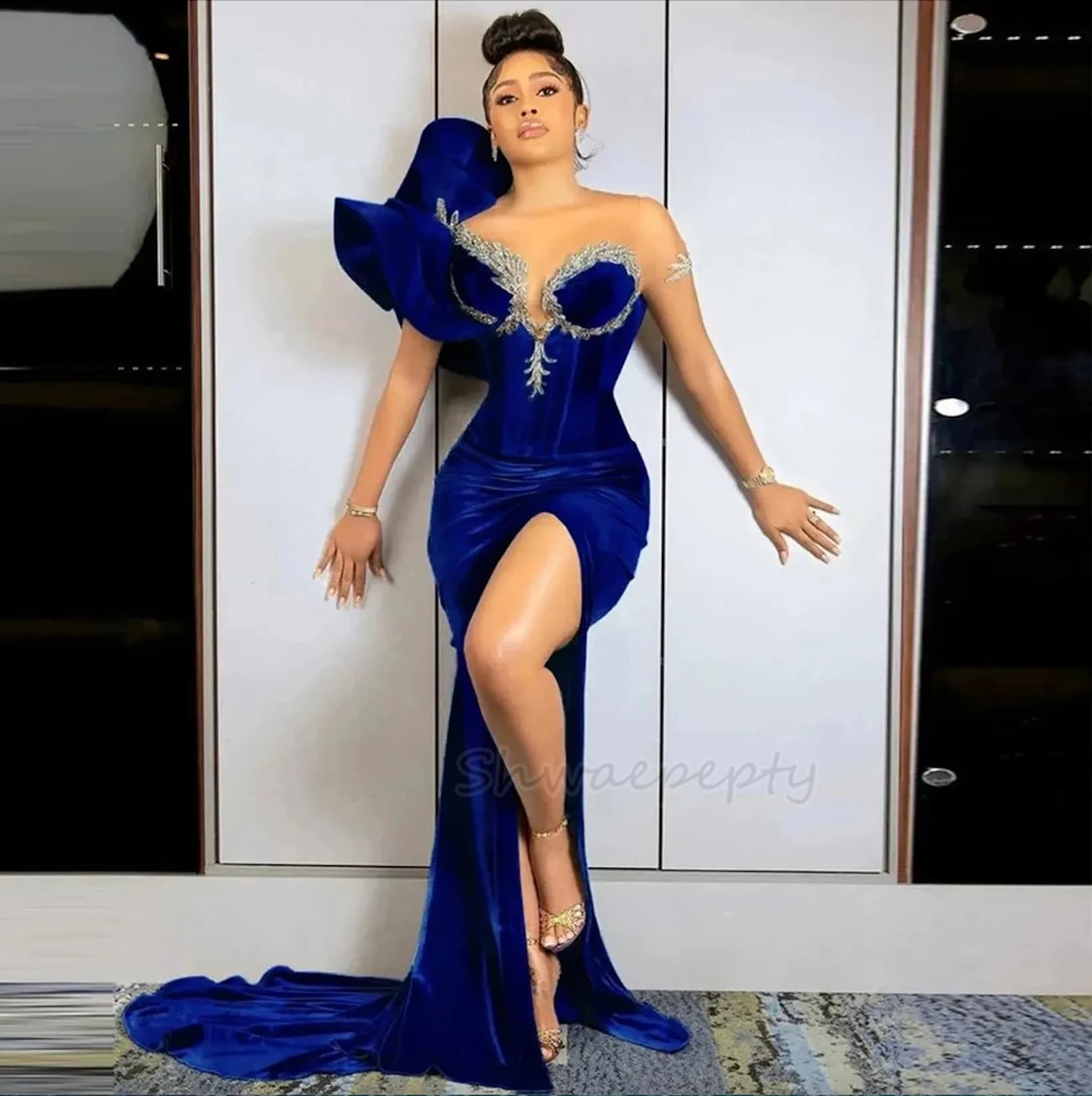 Abiti da sera moderni a sirena in velluto blu royal con volant Abiti da festa formali da ballo con spacco alto e monospalla trasparenti personalizzati