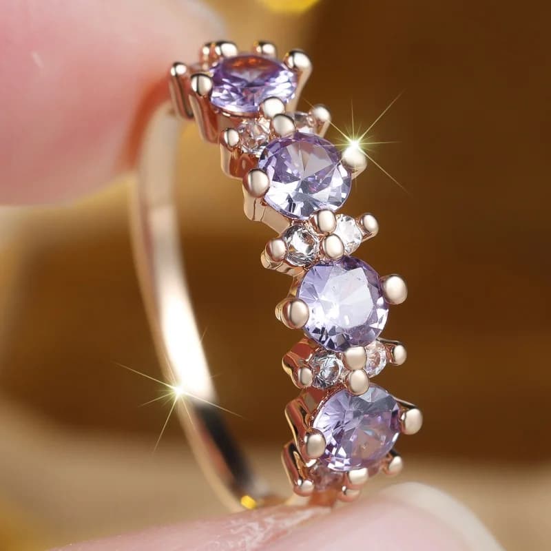 Nuovo Anello Circolare Trendy con Zirconi Bianchi e Viola, dal Look Lussuoso e Raffinato, Versatile per l'Uso Quotidiano e come Accessorio