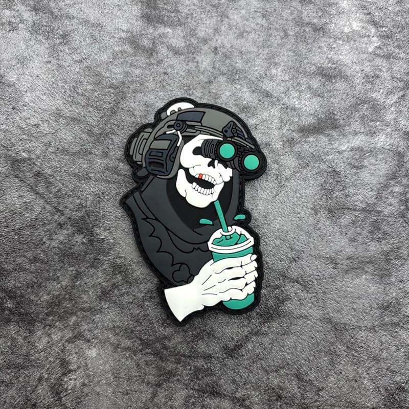 Patch in PVC con motivo teschio alla moda, distintivo in gomma morbida con effetto fosforescente, chiusura a strappo sul retro, adatto per borse, zaini, gilet e decorazioni per abbigliamento, adesivi e toppe ricamate