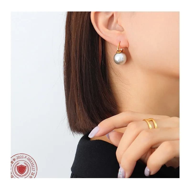Light Luxury Pearl Earrings Women's Titanium Steel Plated Real Gold Color Retention Internet Celebrities with The Same Seaside V