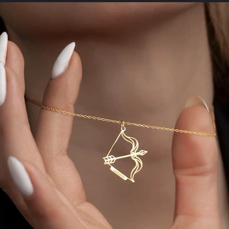 Collana con nome freccia con fiocco personalizzato per uomo donna Collana con nome intagliato personalizzato in acciaio inossidabile Regalo di gioielli per tiro con l'arco per lei
