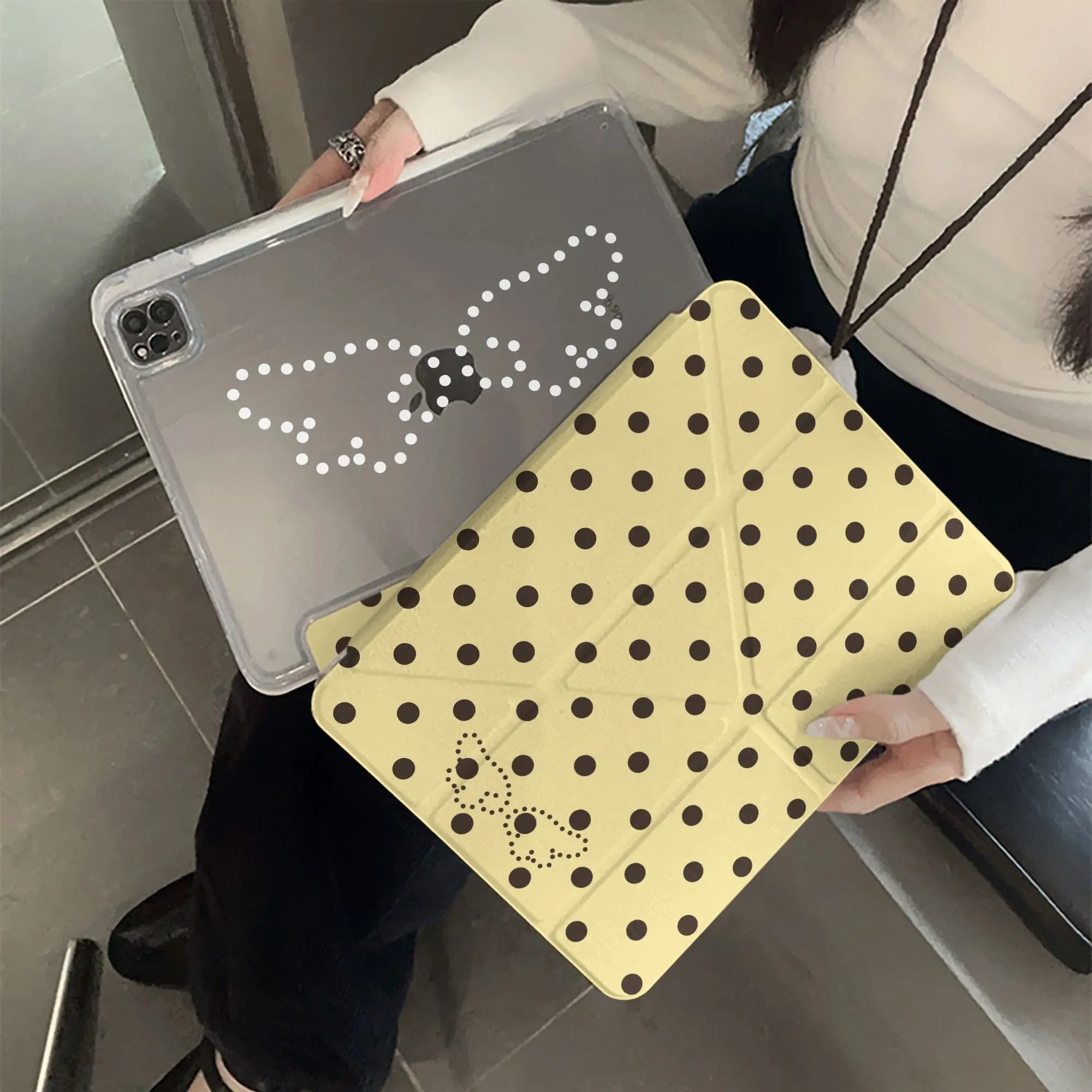 Custodia per Tablet Y2K con Punti Gialli e Ali d'Angelo Stile Coreano per iPad Pro 13 pollici 11a generazione M5 M4, 12.9 pollici A16 7/8/9/10a generazione, Air 4/5/6/7, 11 pollici M2 M3, Mini Cover