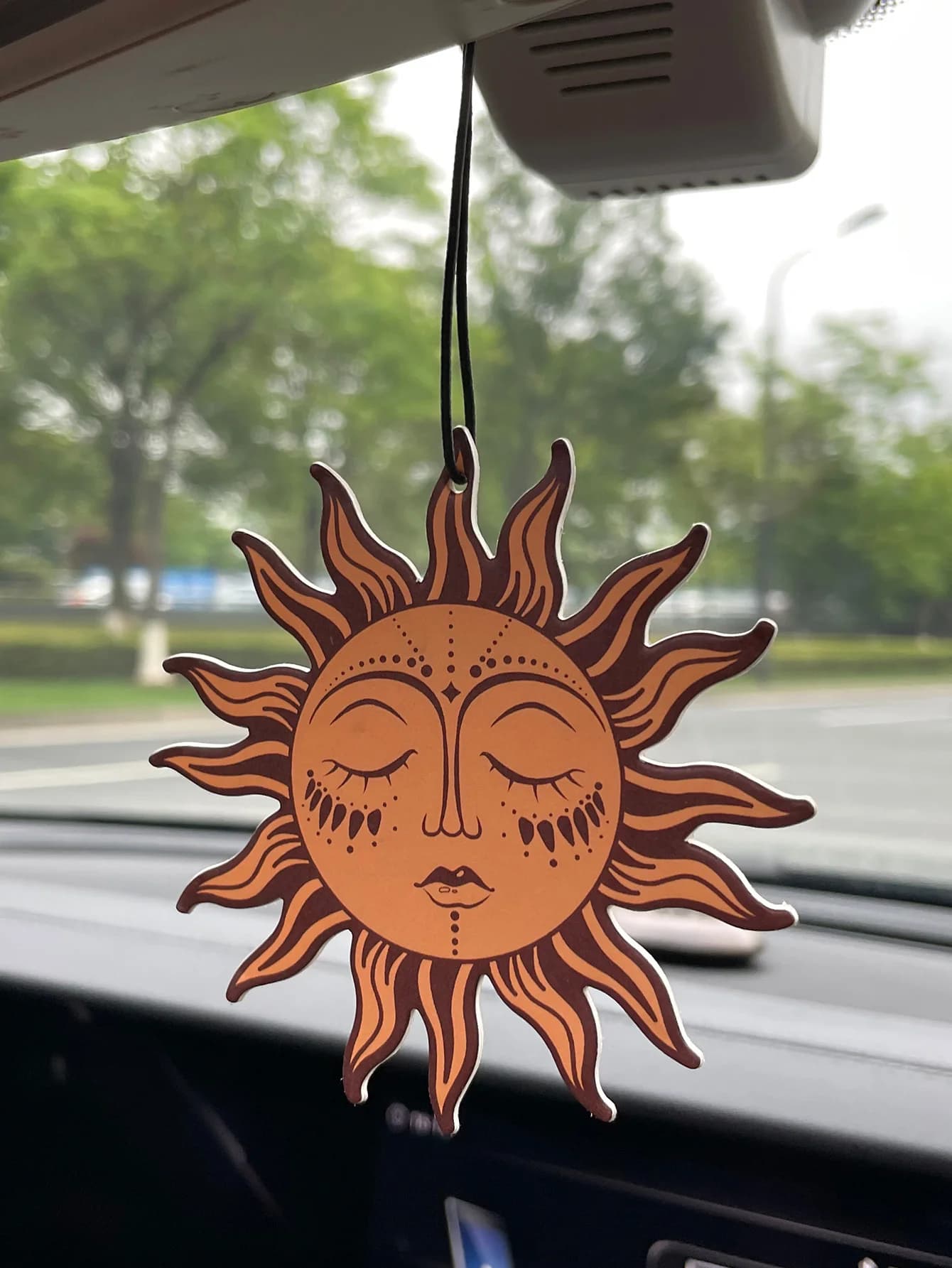 Profumo per Auto Sunshine/Bahamian Sea Breeze, Fragranza Fresca a Cinque Stelle, Deodorante per Auto Neutro e Non Tossico | Oli Essenziali Naturali e Pastiglie Profumate per Aromaterapia (Noroili/Grapefruit/Cedro) | Modello da appendere e a doppio uso con clip di ventilazione | Fragranza a Lunga Durata per 60-90 Giorni | Deodorante e Purificatore d'Aria | Adatto per l'uso in auto, case, armadi e bagni. | Stessa fragranza della quell'altro profumo in vendita nel negozio