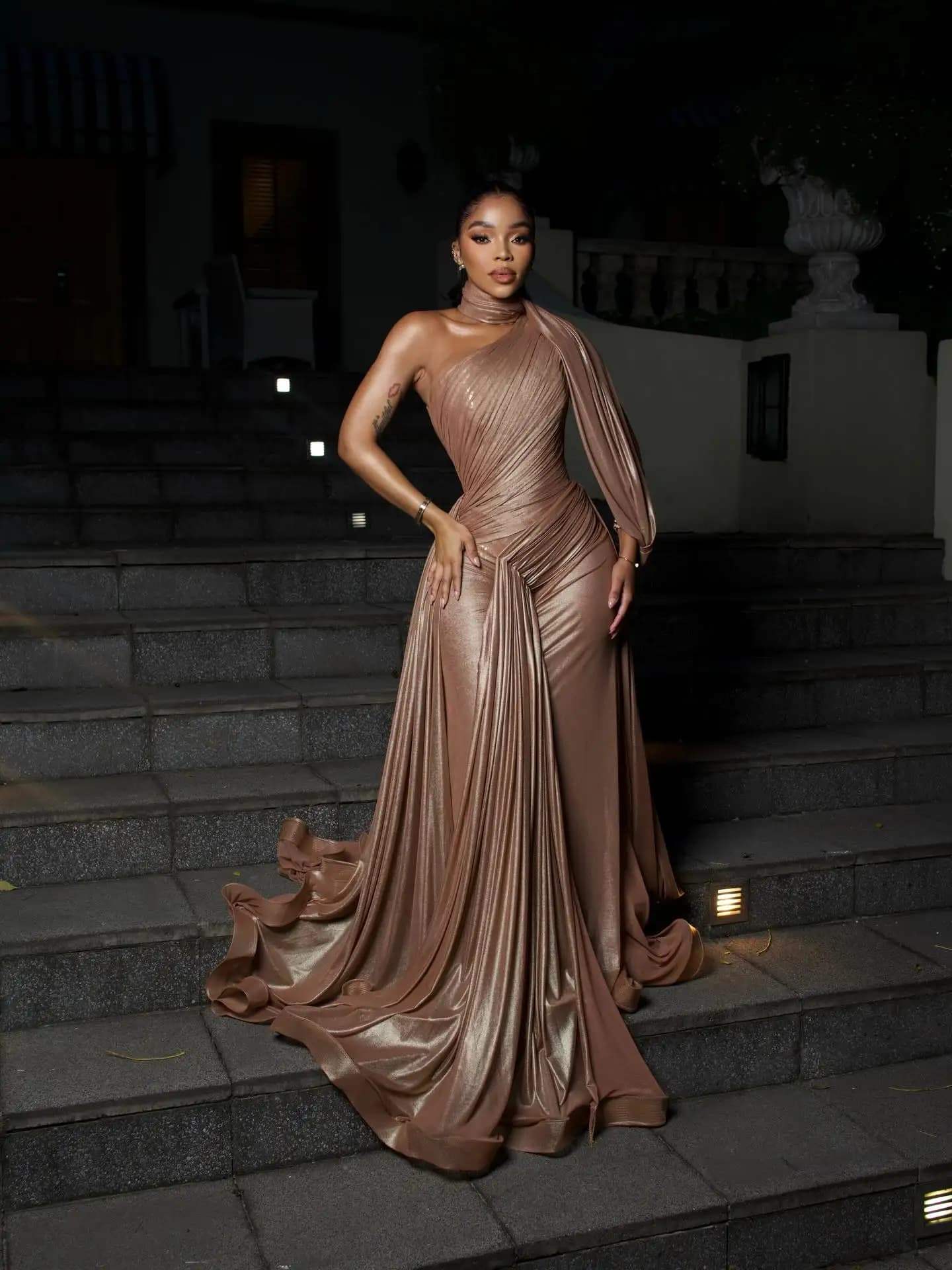 Abito lungo monospalla in bronzo metallizzato Ofherown da donna, abito da ballo con sciarpa, vita arricciata, strascico drappeggiato, abito da sera formale