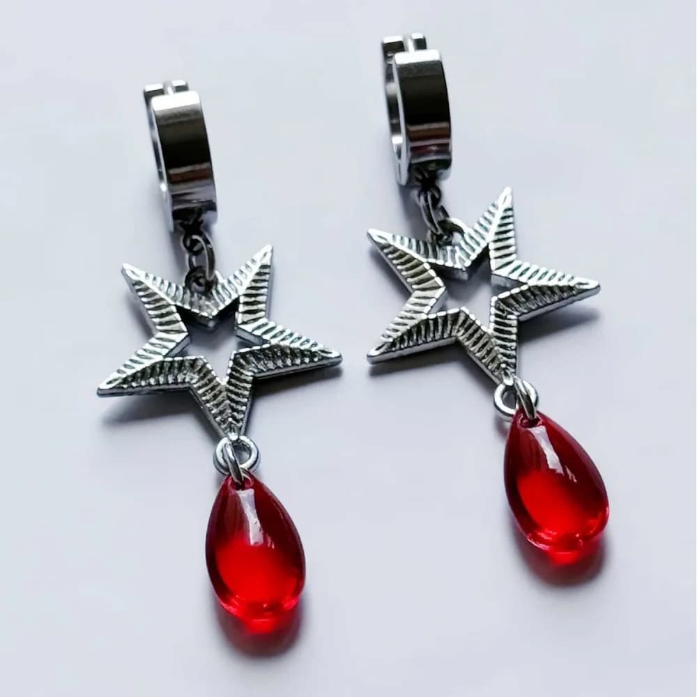 Misteriosi orecchini a cerchio con pendente in cristallo di vetro a goccia rossa con stella a cinque punte scavata di colore gotico per gioielli da donna