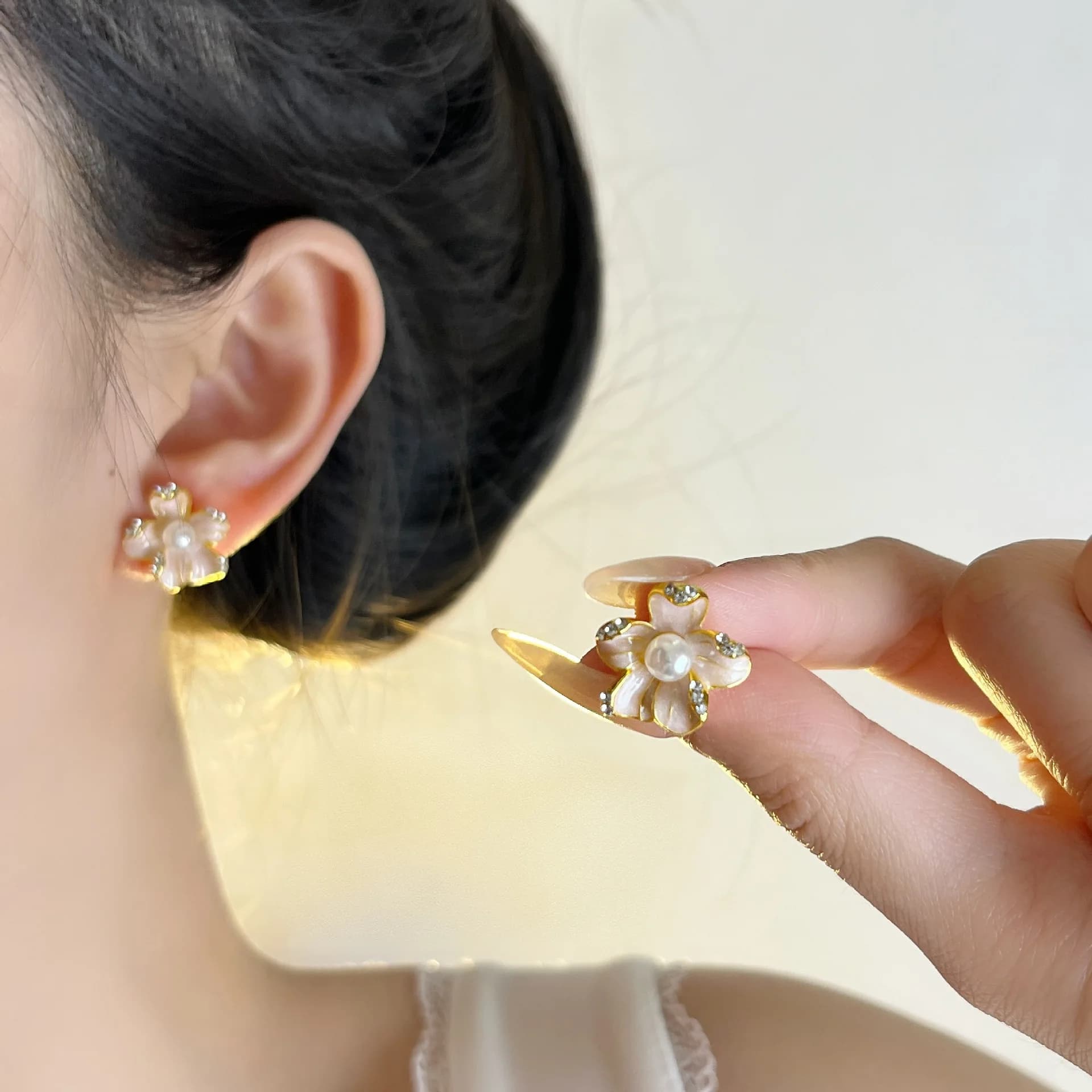 Orecchini a perla con zirconi a forma di fiore, stile coreano, super delicati, di alta classe, leggeri, lussuosi e dolci.