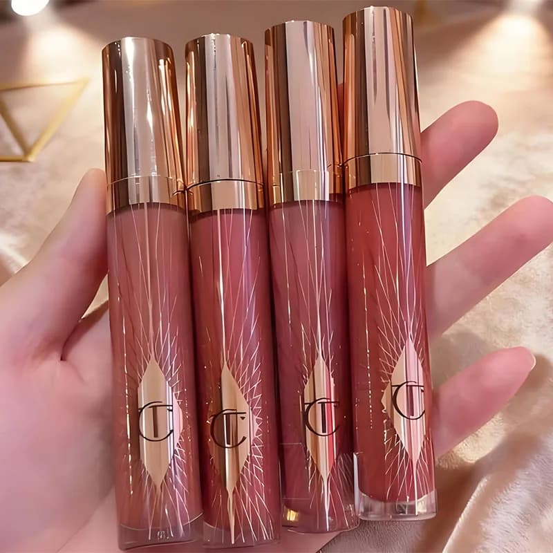 Charlotte Tilbury Lucidalabbra Collagen Water Light 8 Colori, Balsamo Labbra Idratante a Lunga Durata, Pennello a Forma di Cuore, Cosmetici
