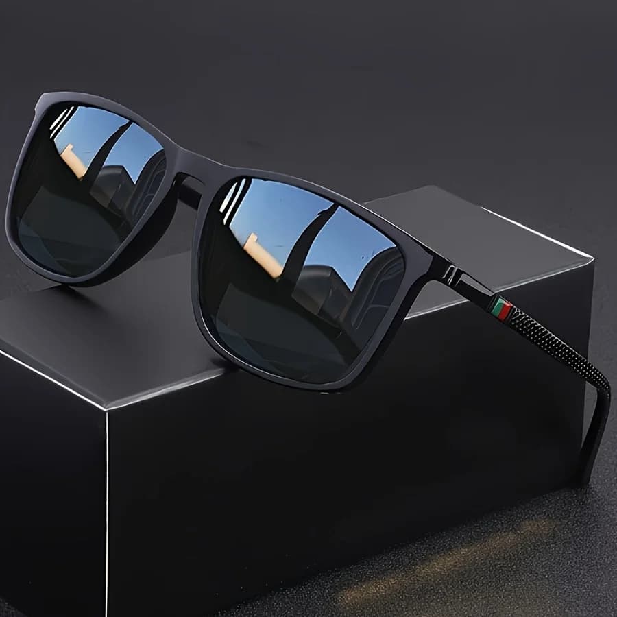 Occhiali da Sole Classici Quadrati da Uomo, Comodi e Leggeri con Montatura Nera, Ideali per Viaggi, Fotografia e Regali