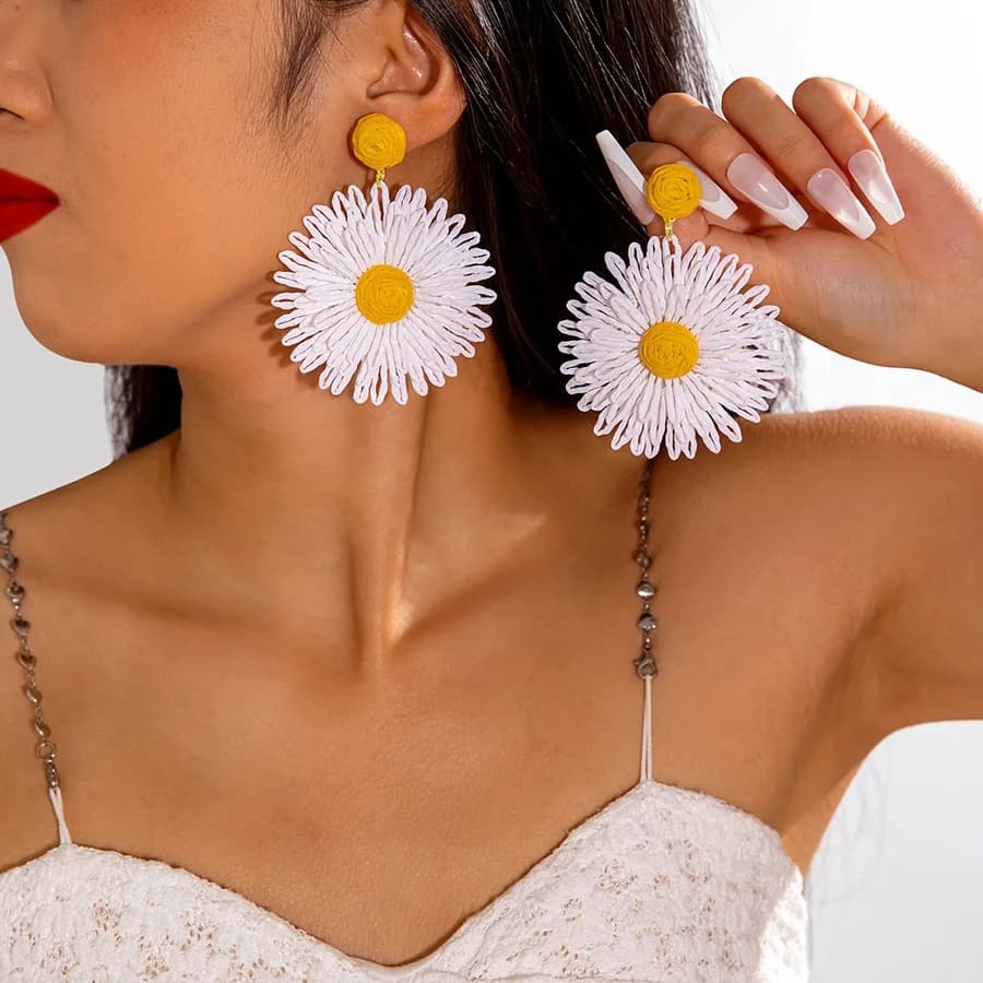 1 Pair Bohemian Ocean Style White Woven Flower Raffia Earrings, Woven Geometric Raffia Drop Earrings, Suitable as a Gift for Fri