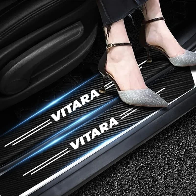 Striscia Protettiva Antigraffio per Soglia Porta Auto 60X7CM in Fibra di Carbonio Adesivo per Auto con Logo Suzuki VITARA Accessori Auto