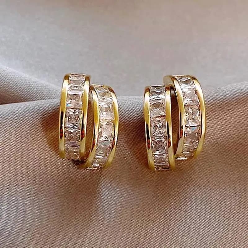 Orecchini a Perno Huitan per Donna, Design Multistrato, Colore Oro con Zirconi Brillanti, Gioielli Eleganti e Chic per Matrimoni e Feste