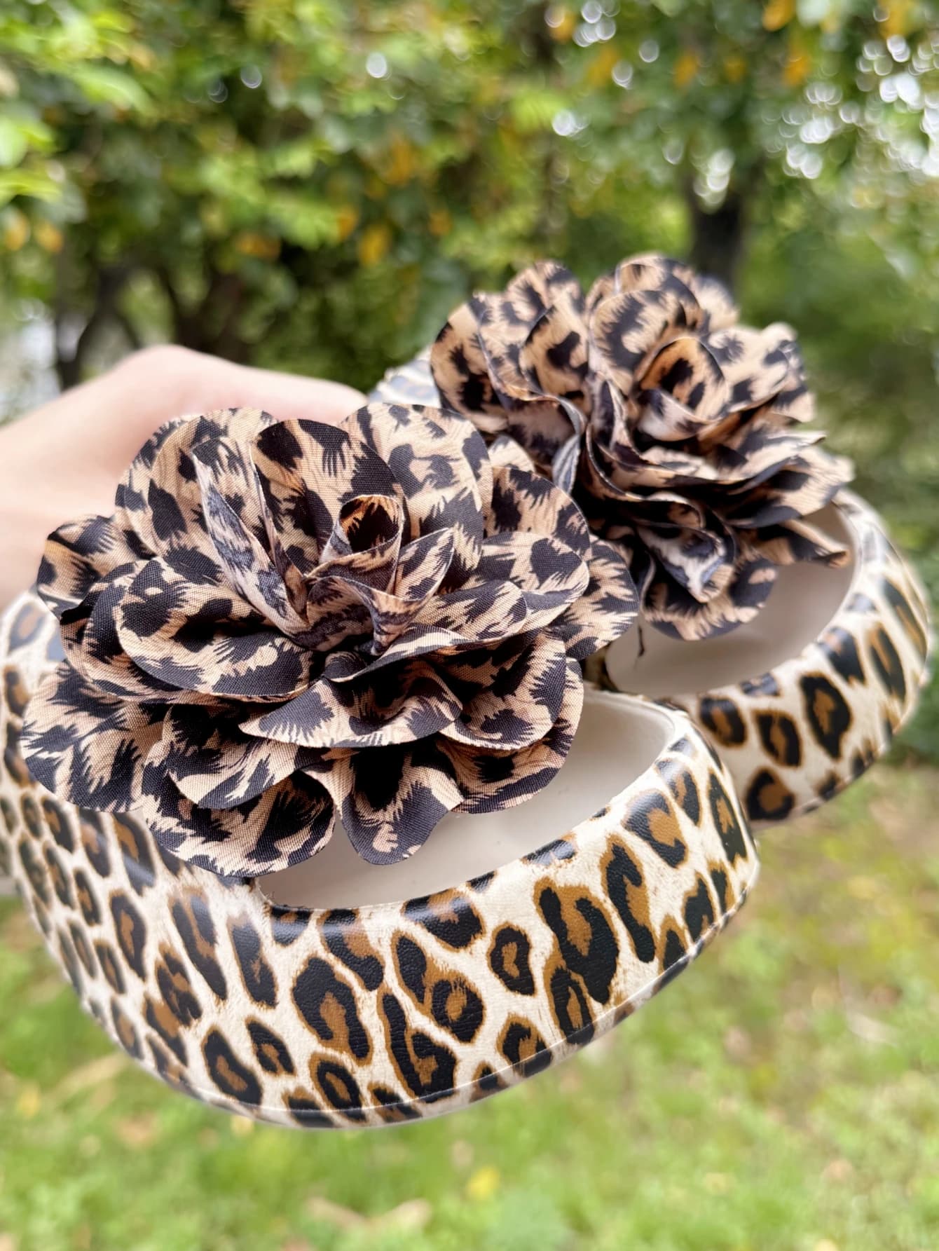 2 decorazioni fai-da-te con fibbia per scarpe con fiori con stampa leopardata alla moda e sexy, adatte per scarpe con fori e sandali