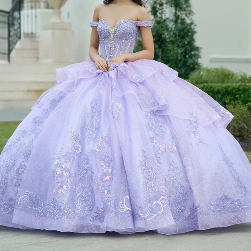 Abiti Quinceanera lucidi color lavanda Abito da ballo con spalle scoperte Applique Perline di pizzo Fiocco con mantello Tull Abito dolce 16 Abiti 15