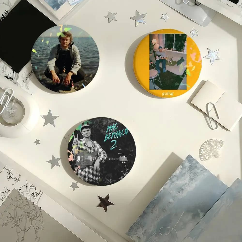 Pop Rock Singer M-mac D-demarco Chitarra Laser Badge Spilli Spille fatte a mano per zaino Regali Borsa Decor Ventole Raccogliere