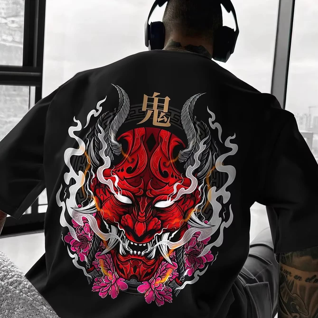 T-shirt con grafica Demon Oni Mask, design a onde ispirato al K-Drama coreano, maglietta nera vibrante ispirata alla pop culture, per l'estate, ad asciugatura rapida