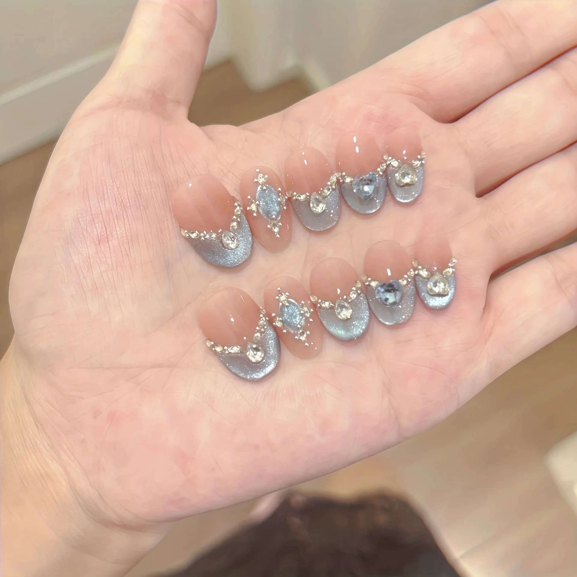 10 pezzi fatti a mano Press-on Nail Snow Island Blue Moon French Cat Eye Nail Tips Breve ovale staccabile Indossabile Nail Art Unghie finte