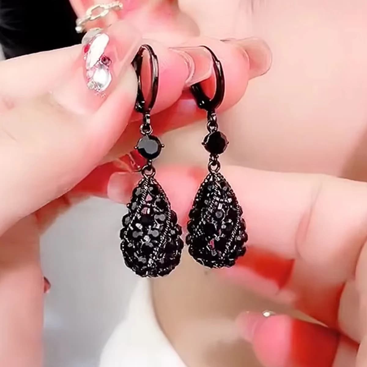 Orecchini pendenti a forma di goccia in cristallo nero di lusso leggero per le donne Regalo di gioielli per feste con orecchini a goccia d'acqua con strass lucidi
