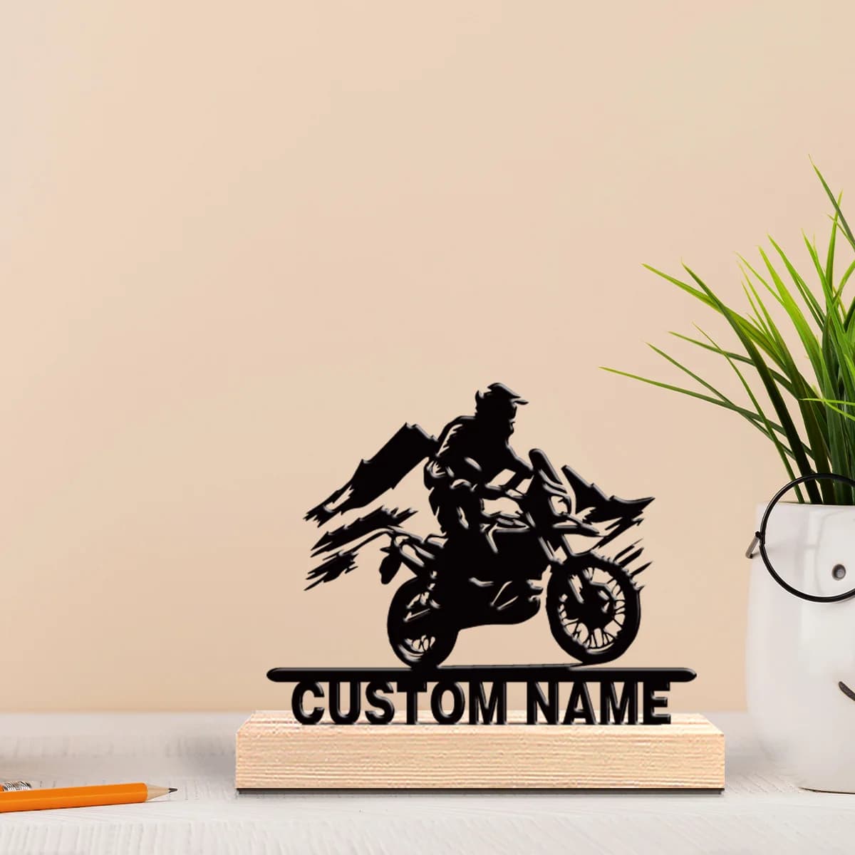 Statua in Metallo Personalizzata per Motociclisti con Base in Legno, Decorazione da Tavolo, Scultura da Scrivania per Appassionati di Avventura