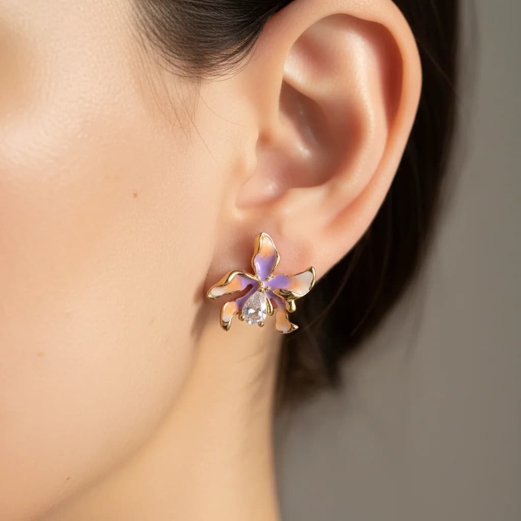 Eleganti orecchini a bottone con fiore di orchidea in smalto viola e arancione con zirconi - Gioielli floreali delicati placcati in oro per le donne