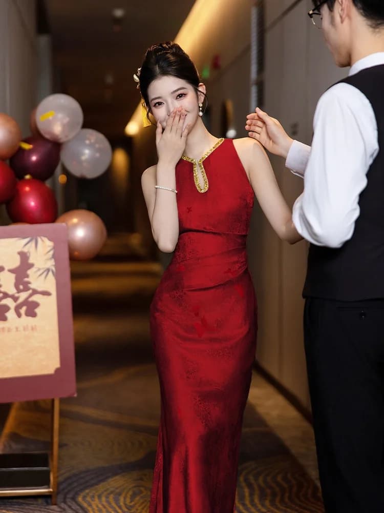 Abito da sposa rosso cinese di alta gamma, con gonna lunga in fibra di poliestere traspirante, ideale per cerimonie di fidanzamento.