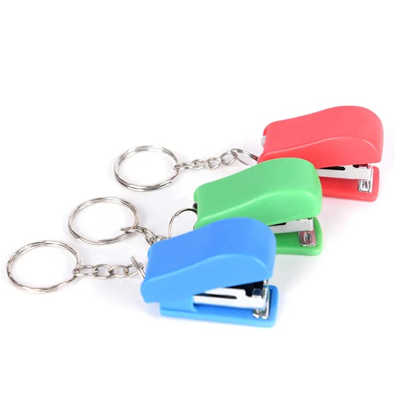 Cancelleria per ufficio solida a colori casuali Mini carino senza cucitrice Uso studente Piccolo plastica portatile