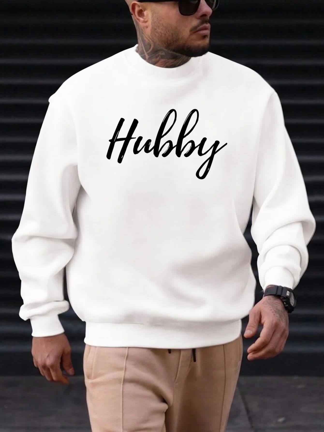 Felpa girocollo casual da uomo con grafica "Hubby" - Poliestere morbido, grigio chiaro, girocollo, lavabile in lavatrice