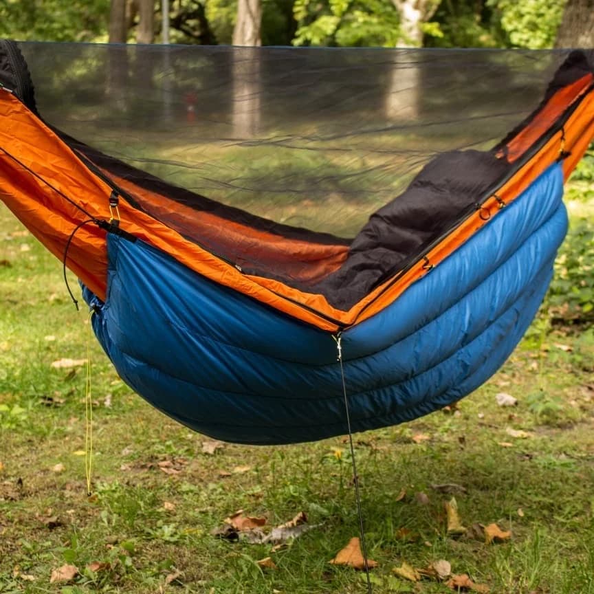 Amache da viaggio invernali da campeggio all'aperto isolate sotto la trapunta con sacchi a pelo isolati in materiale di nylon