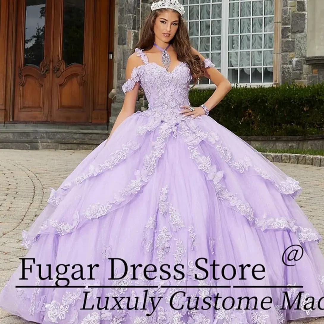 Elegante abito Quinceanera viola Luxuly Decorazione di perline di cristallo Ricamo in metallo Modello a farfalla 3D Abiti da sposa