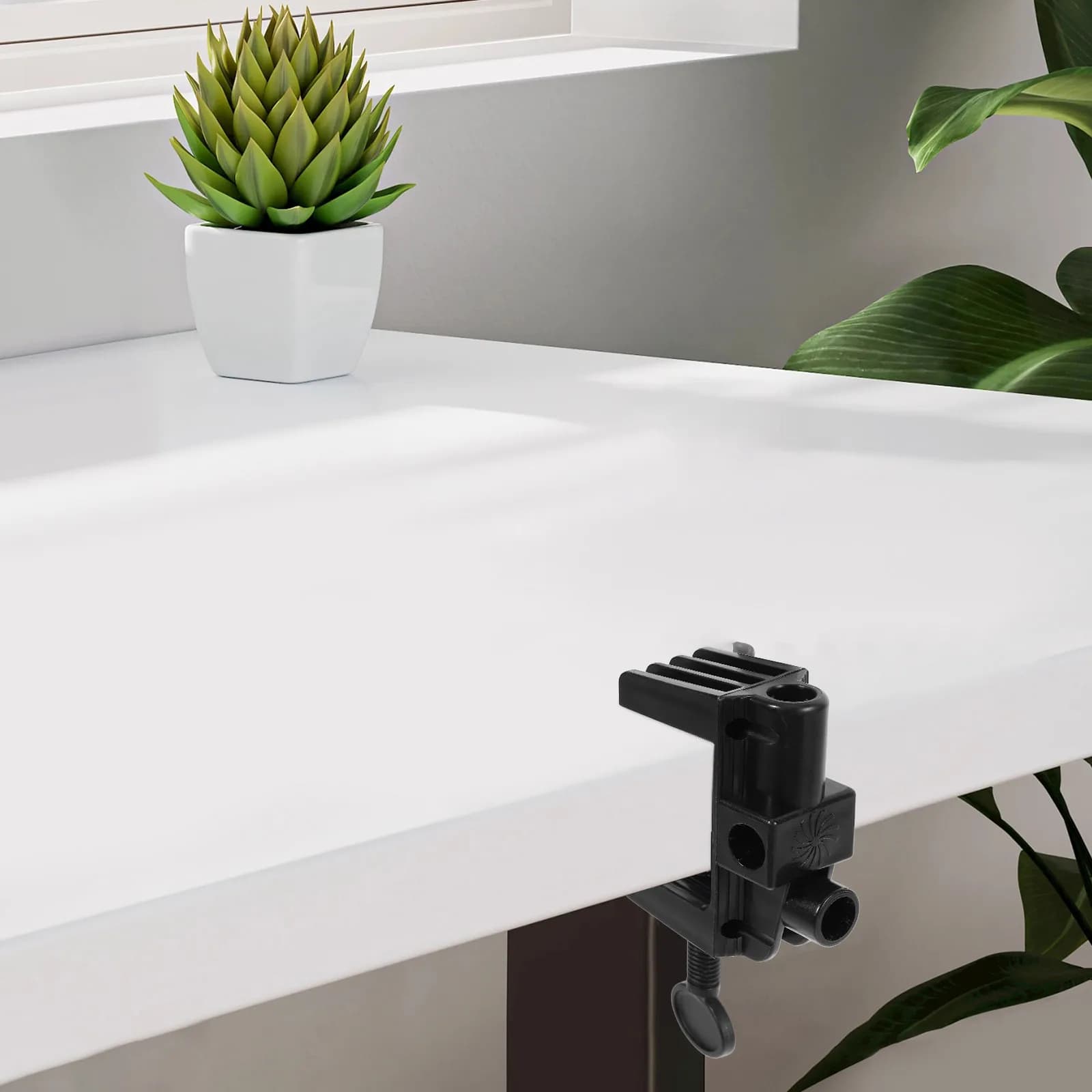 Morsetto da tavolo per microfono, base universale a C regolabile e resistente per braccio microfono, lampada da scrivania con braccio oscillante, tablet