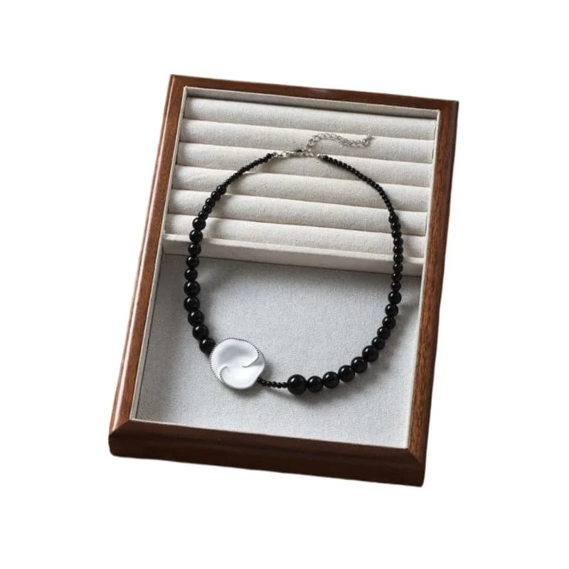 Collana da donna H con fiore di prugna, smalto bianco e agata nera, nuovo design cinese, lusso leggero, alta gamma, anello, catena per clavicola, orecchini