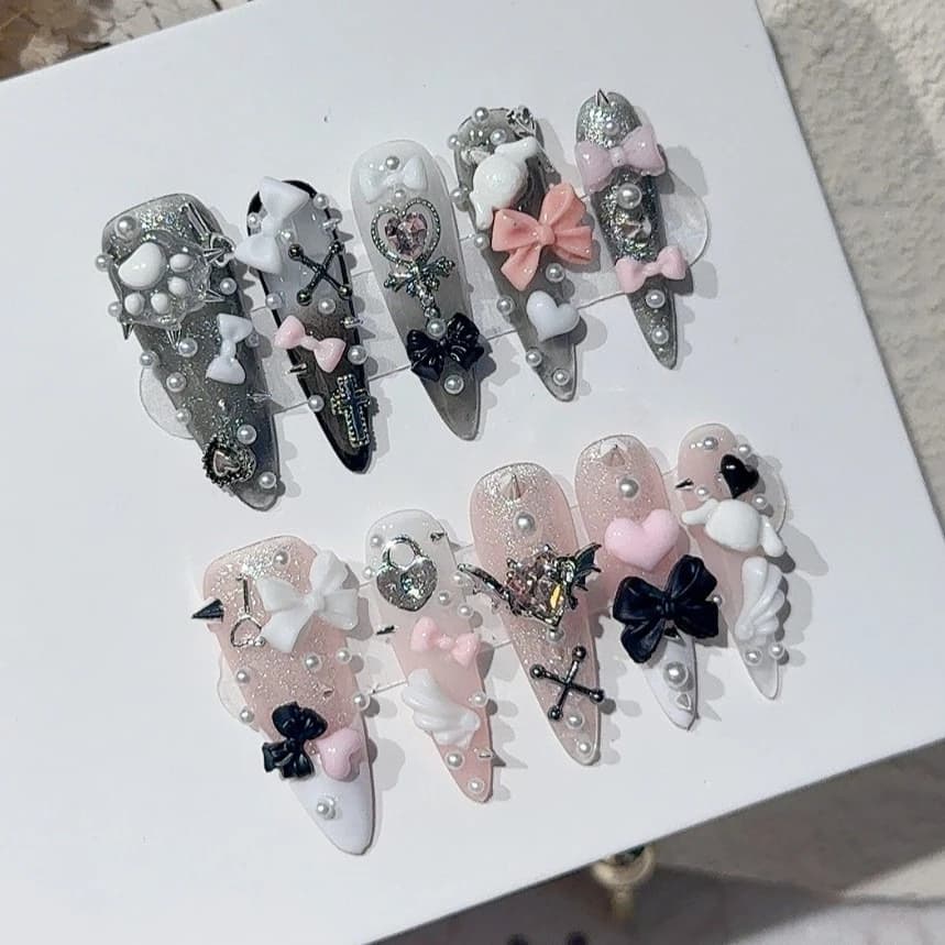 Unghie Finte Jirai Y2K Stile Spice Girl, Nere e Rosa, Lunghe con Punta Francese, Design Dolce e Cool Menhera, Nail Art 3D con Fiocco e Croce, Kawaii e Carine