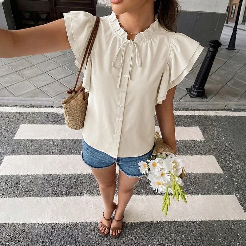Abbigliamento estivo da donna, camicia a maniche corte con volant, aperta sul davanti, con collo alto e laccetti, top casual in poliestere per donna.