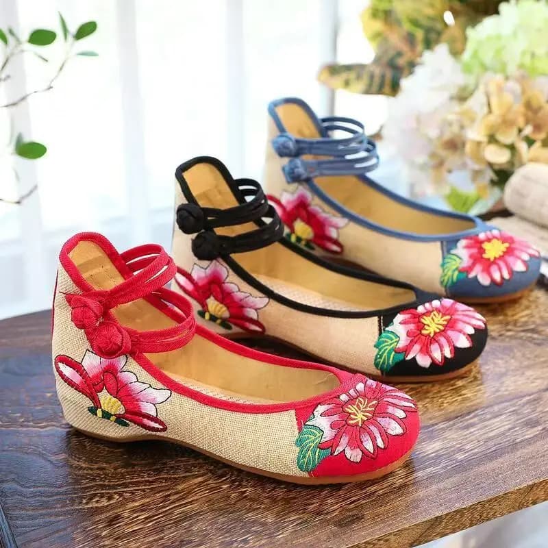 Women shoes with wedge in embroidered fabric, new for spring summer, ethnic style, soft sole, ballet shoes, Hanfu shoes, Horse Face skirt shoes